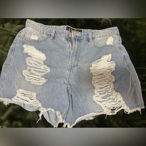 “Mom/boyfriend” style jean shorts
